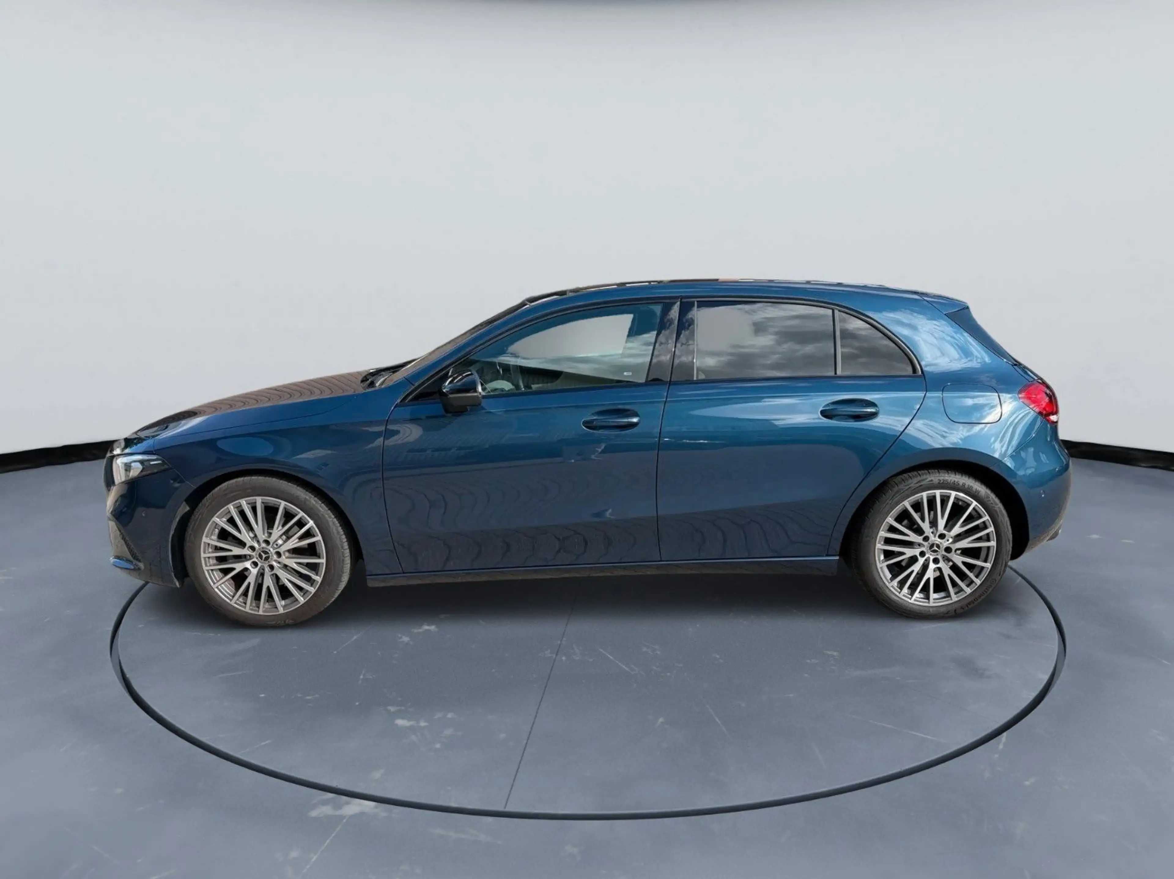 Mercedes-Benz A 200 d Pano Burm StandHZG Distr Burmester 360° — photo 4