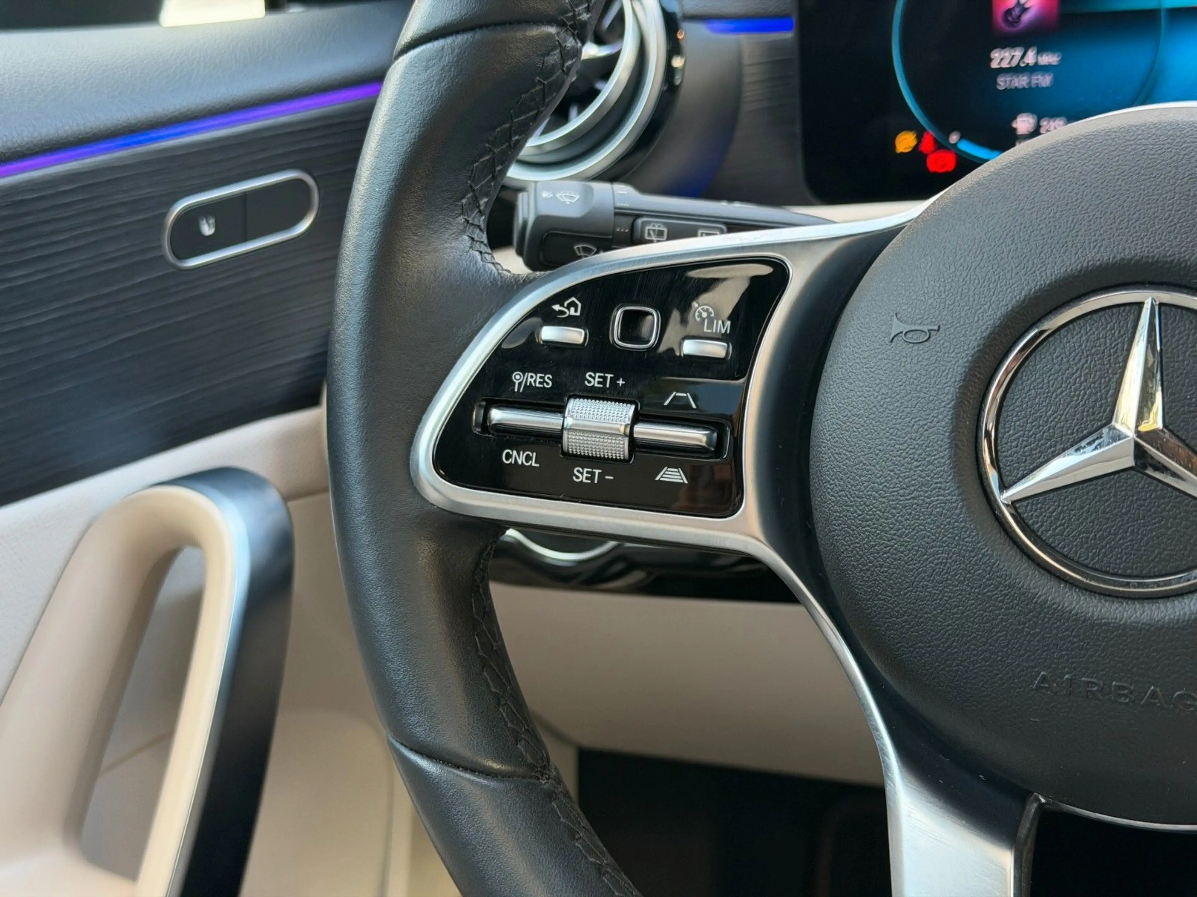 Mercedes-Benz A 200 d Pano Burm StandHZG Distr Burmester 360° — photo 12