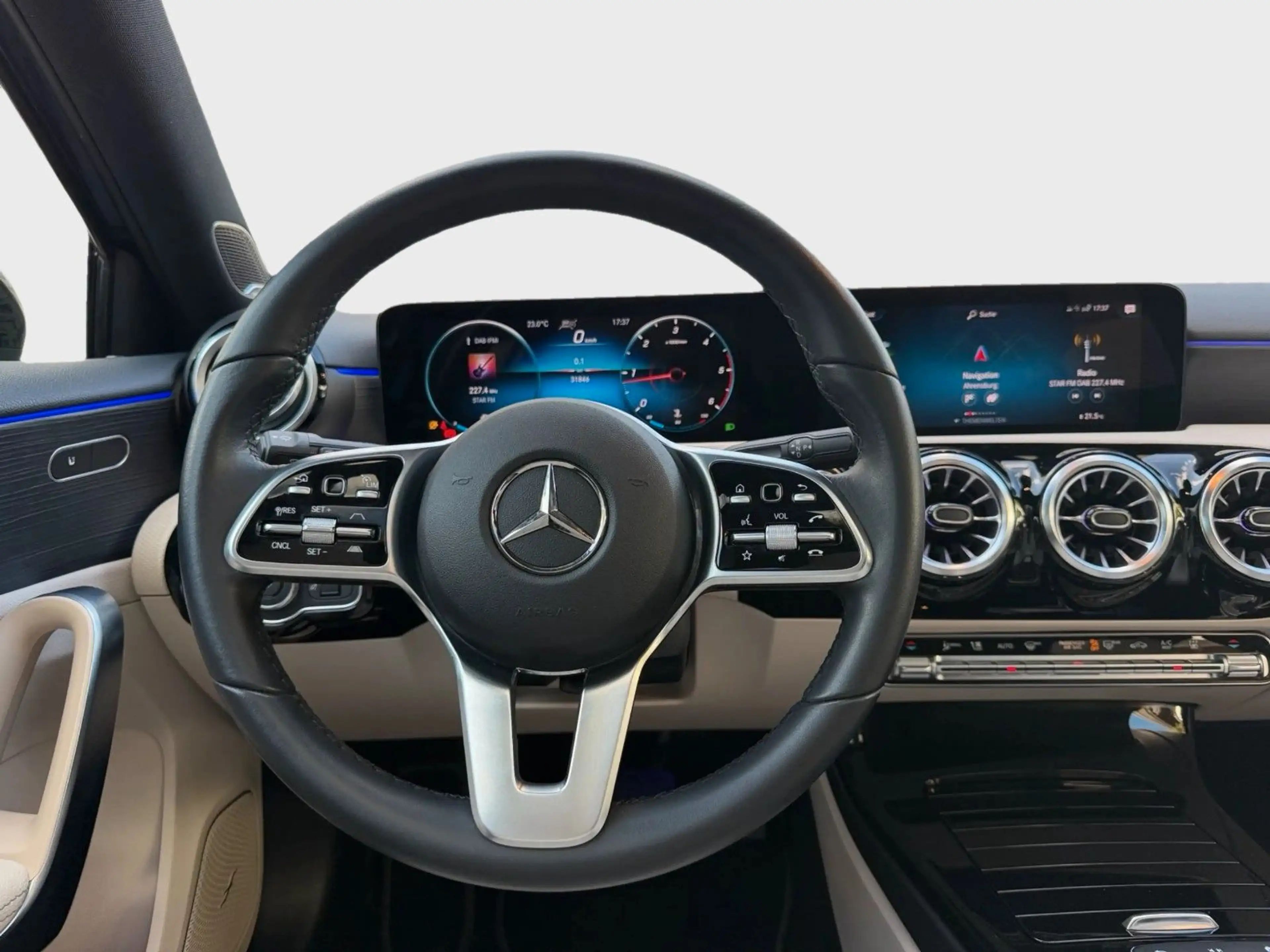Mercedes-Benz A 200 d Pano Burm StandHZG Distr Burmester 360° — photo 11