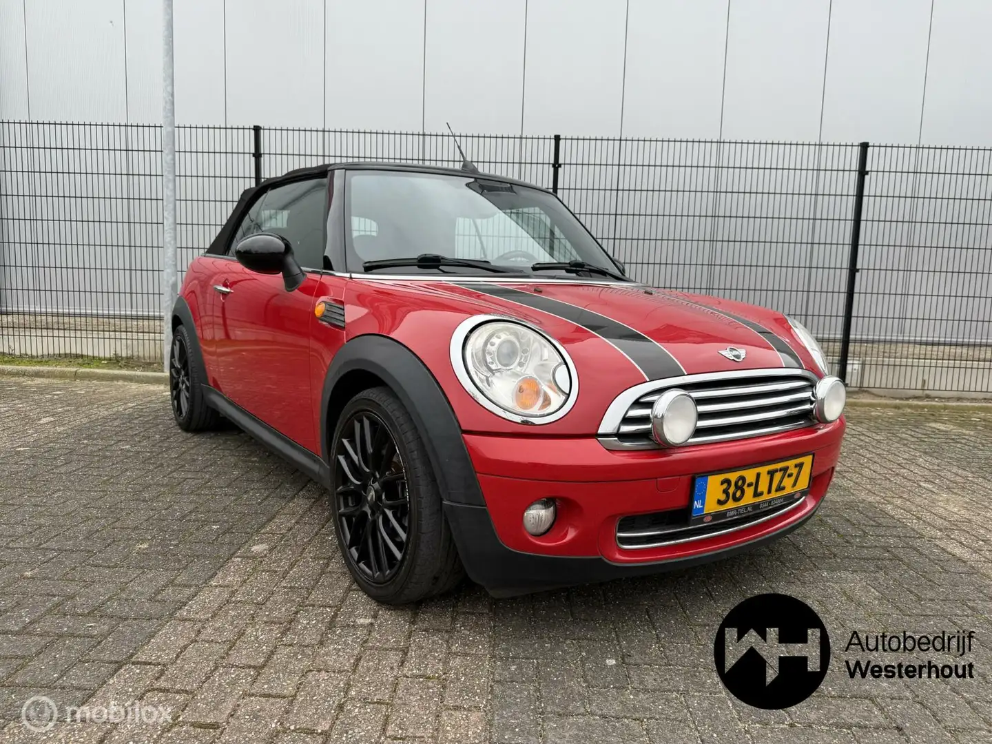 MINI Cooper Cabrio 1.6 Chili NAP Dealer Onderhouden APK 07-2026! Rood - 1