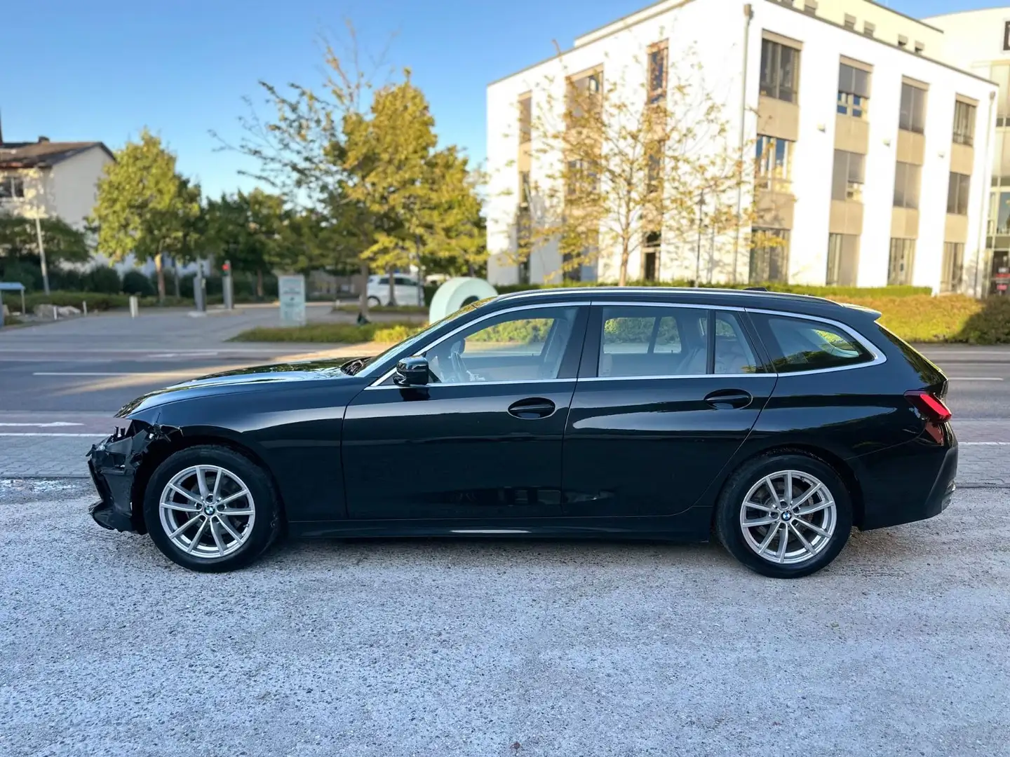 BMW 320 d xDrive*Navipro*^LED*Leder*P-D-ass*Kamera* Schwarz - 2