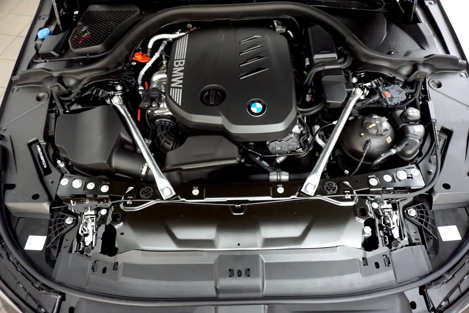 BMW 520 520d xDrive Schwarz - 2