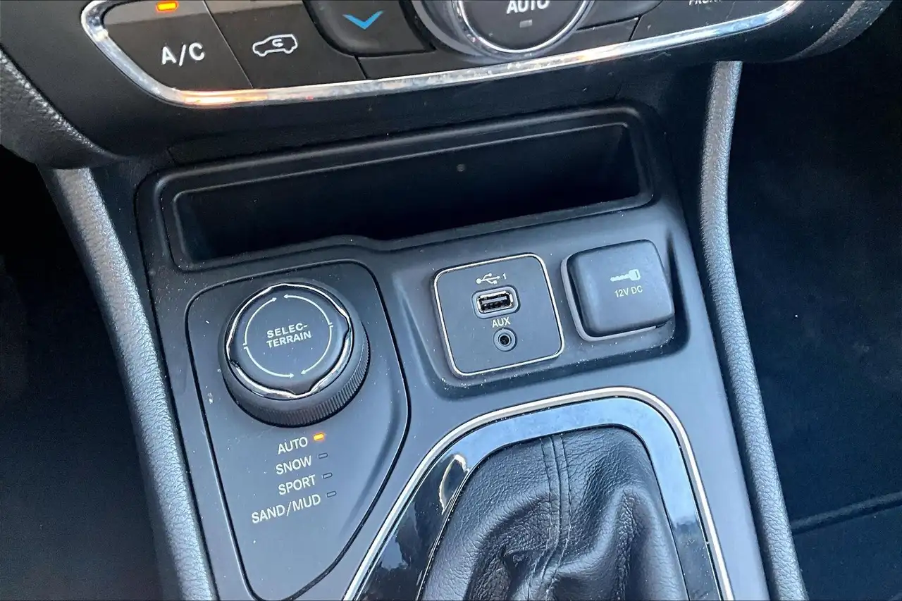 Jeep Cherokee снимка Jeep Cherokee