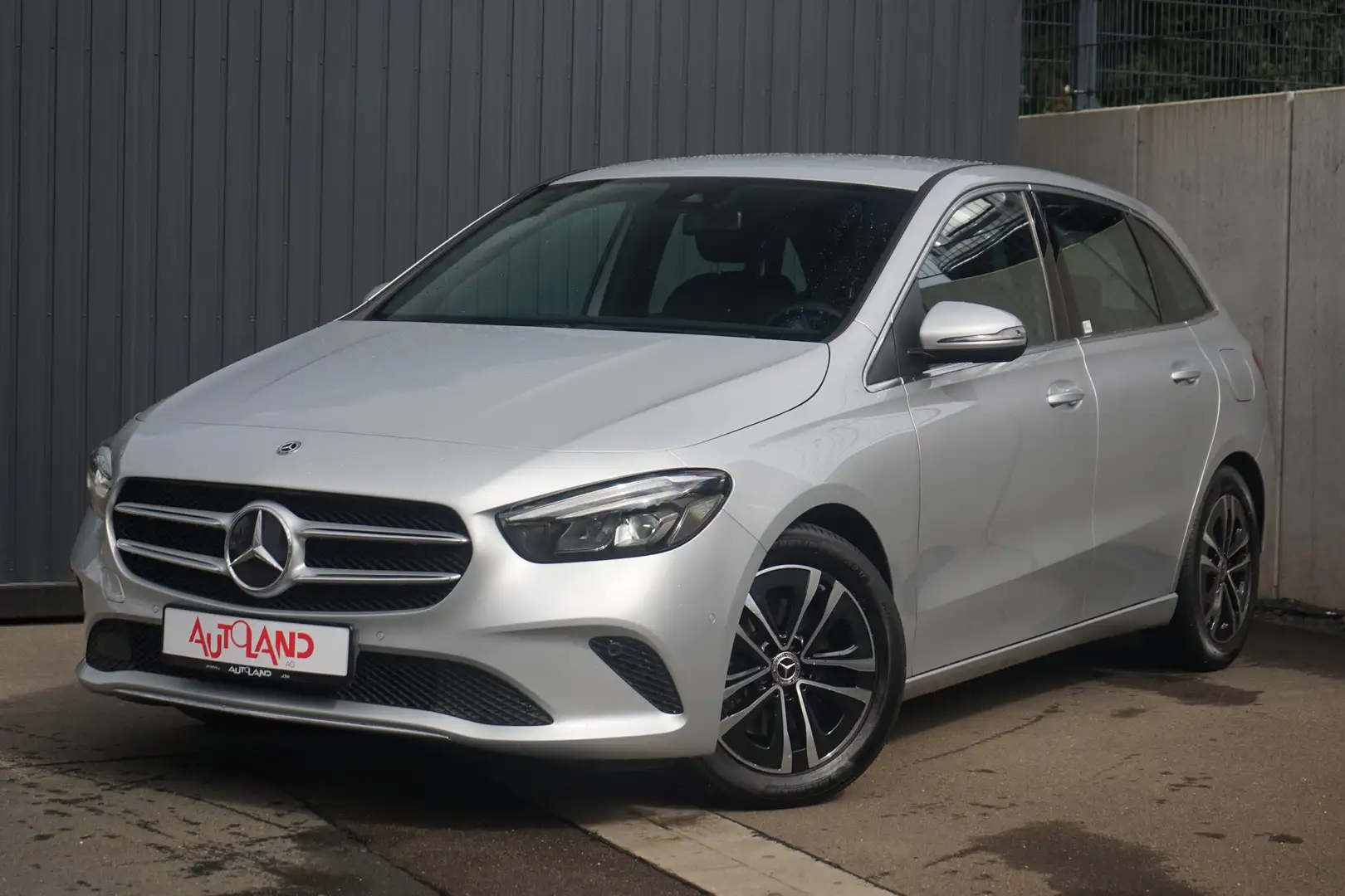 Mercedes-Benz B 150 B220 4Matic LED Navi Kamera Virtual Cockpit USB Silber - 2
