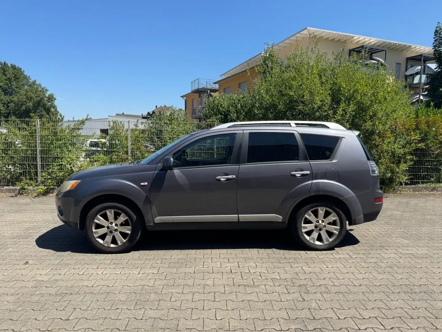Mitsubishi Outlander 2.4 Inform AUTOM - 7 SITZER - LEDER Grau - 2