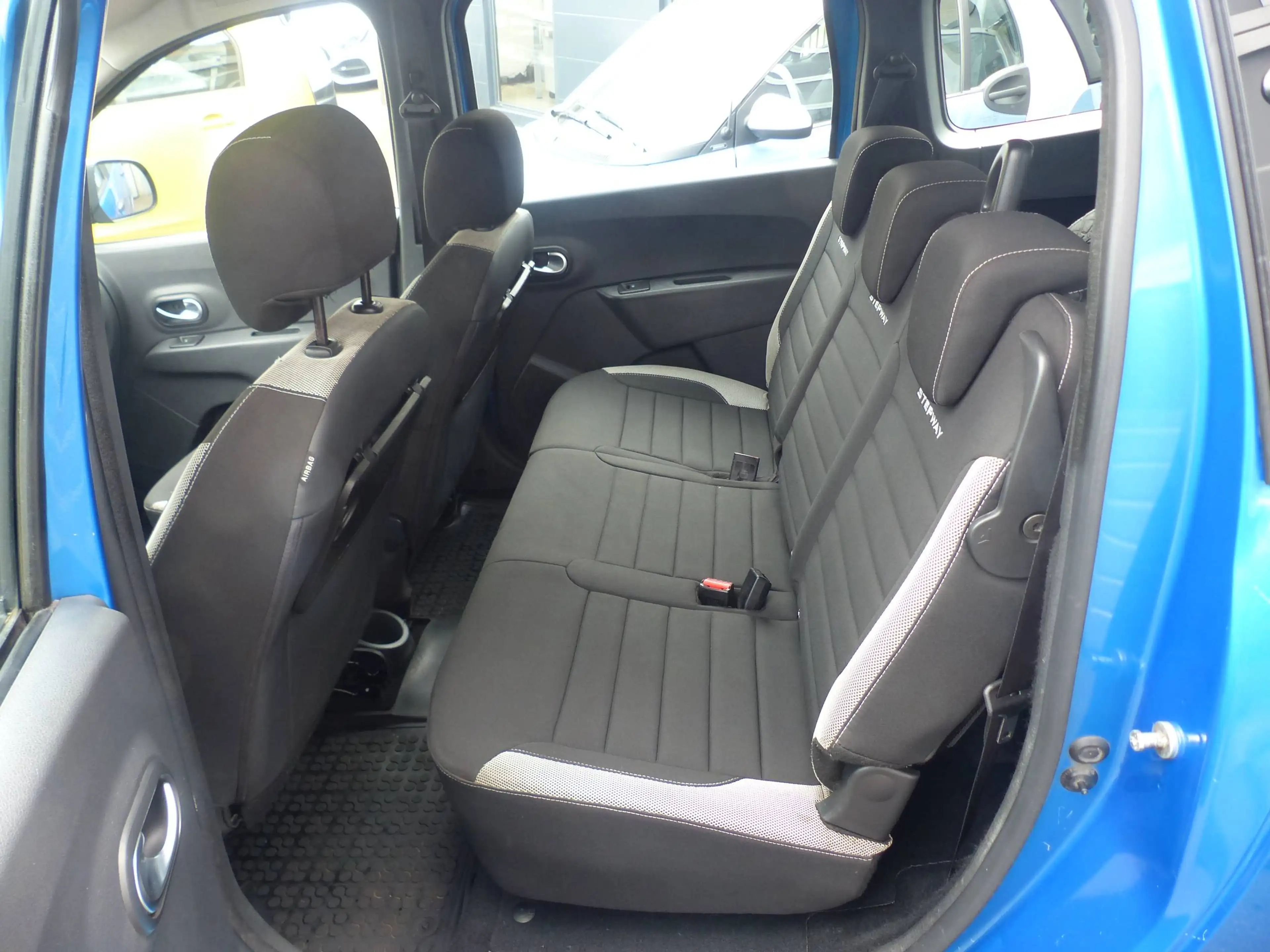 Dacia Lodgy Blue 1.5 DCi Stepway 7 Sitzer HU/AU 06/2025 — photo 12