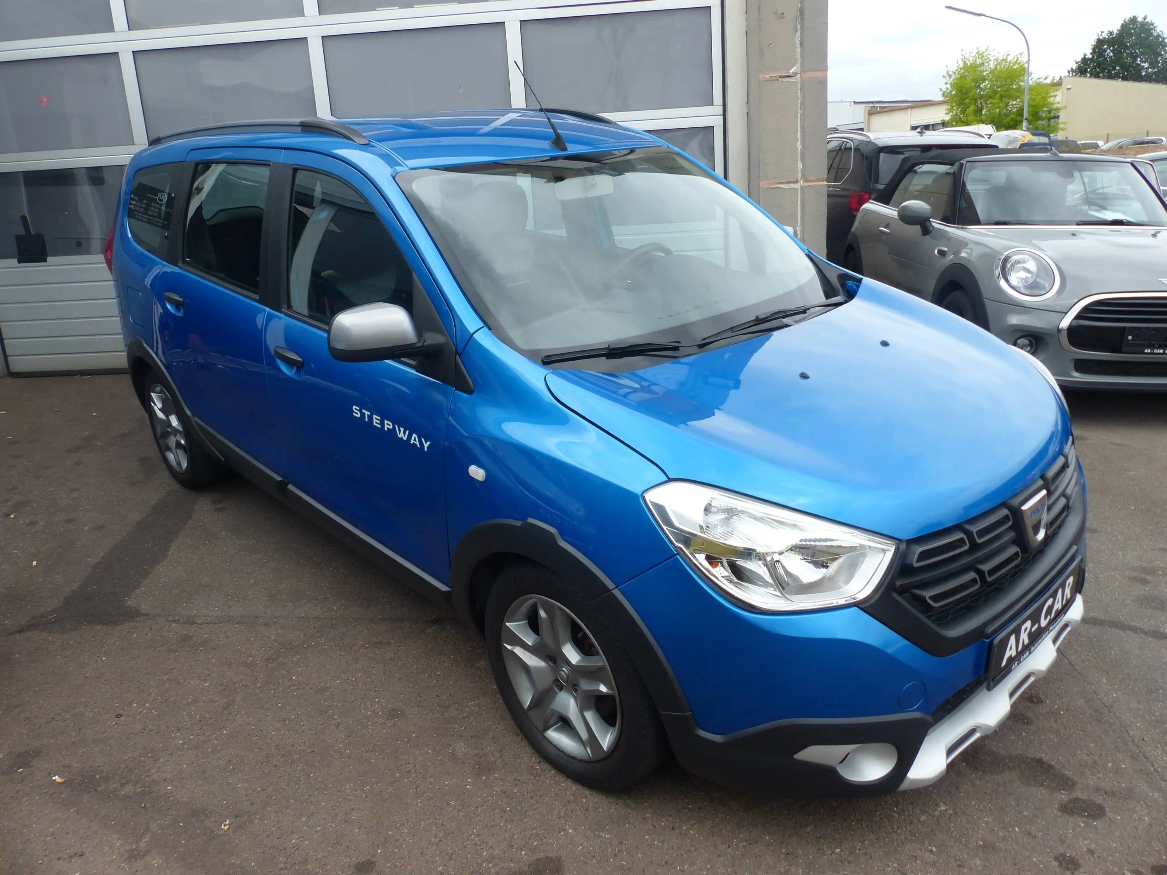 Dacia Lodgy Blue 1.5 DCi Stepway 7 Sitzer HU/AU 06/2025 — photo 2