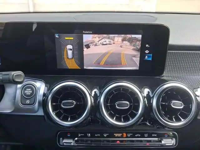 Mercedes-Benz GLB view 14