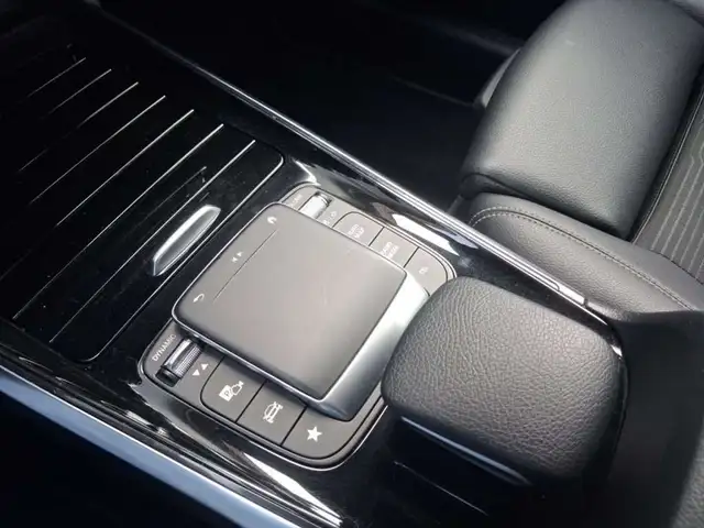 Mercedes-Benz GLB view 12