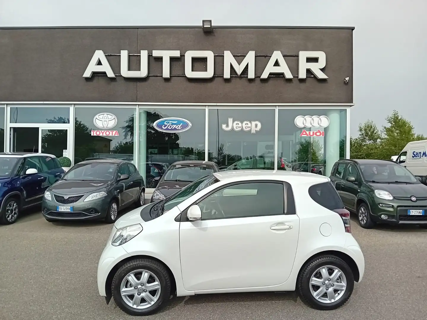 Toyota iQ 1.0 68cv multidrive SERVICE TOYOTA Weiß - 1