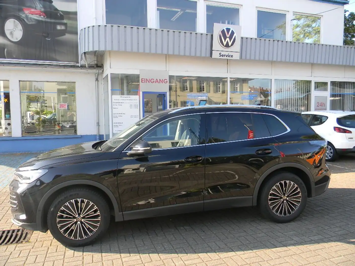 Volkswagen Tiguan 2.0 TDI 110 kW Elegance 7 Gang DSG AHK Schwarz - 1