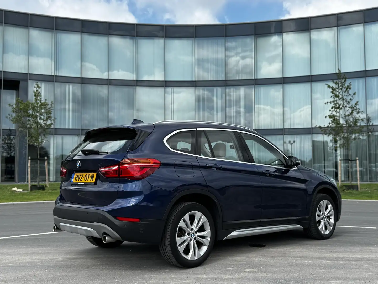 BMW X1 sDrive20i High Executive Blau - 2