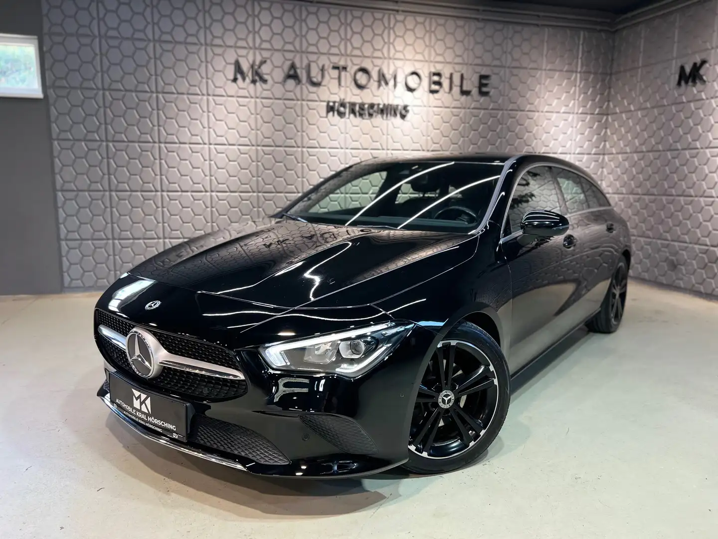 Mercedes-Benz CLA 180 Shooting Brake*RFK*LED*SITZHEIZUNG*KLIMA*TEMPOMAT*TEILLEDER* Schwarz - 1