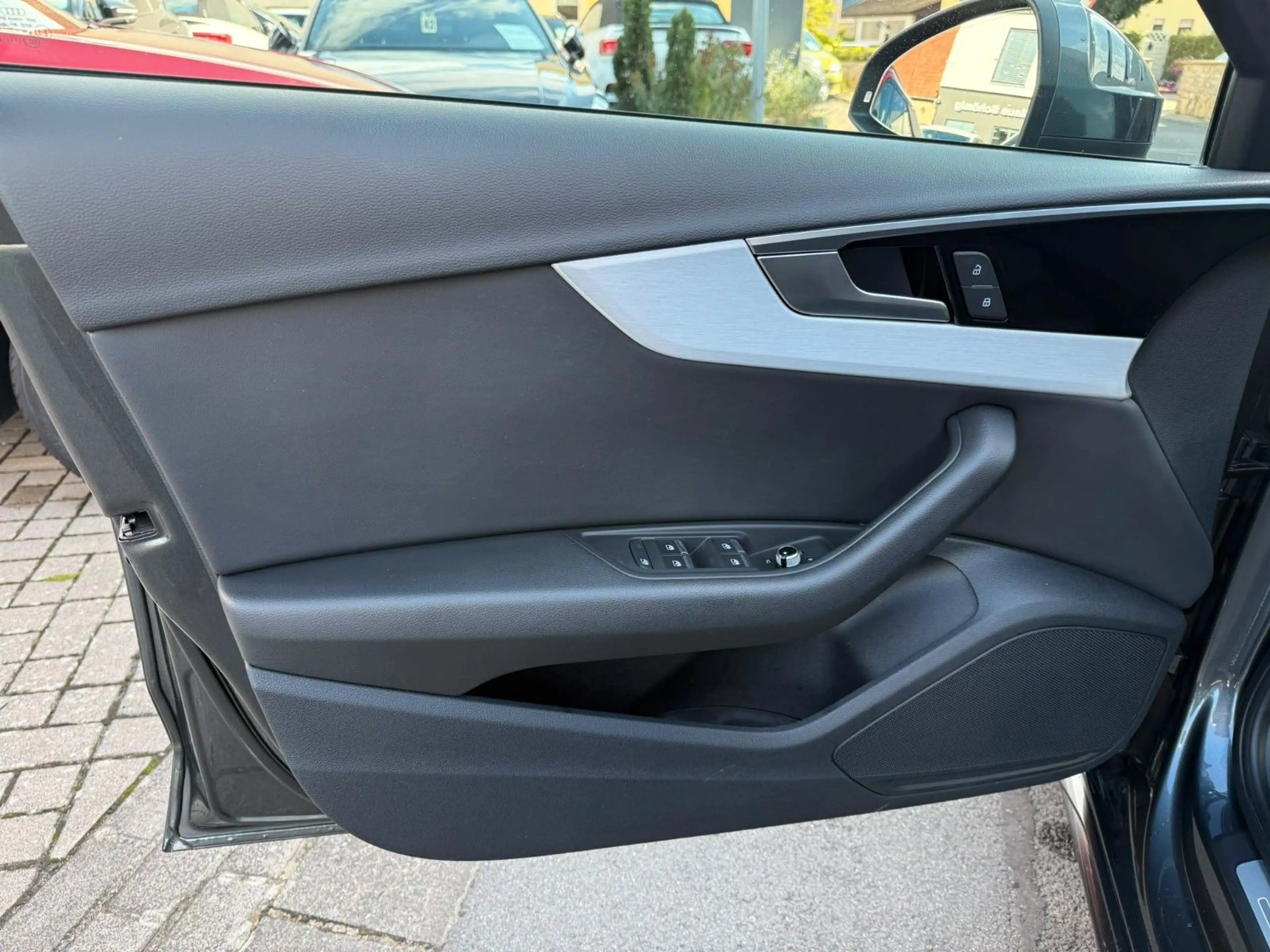 Audi A4 Avant 40 TDI quattro S line — photo 13