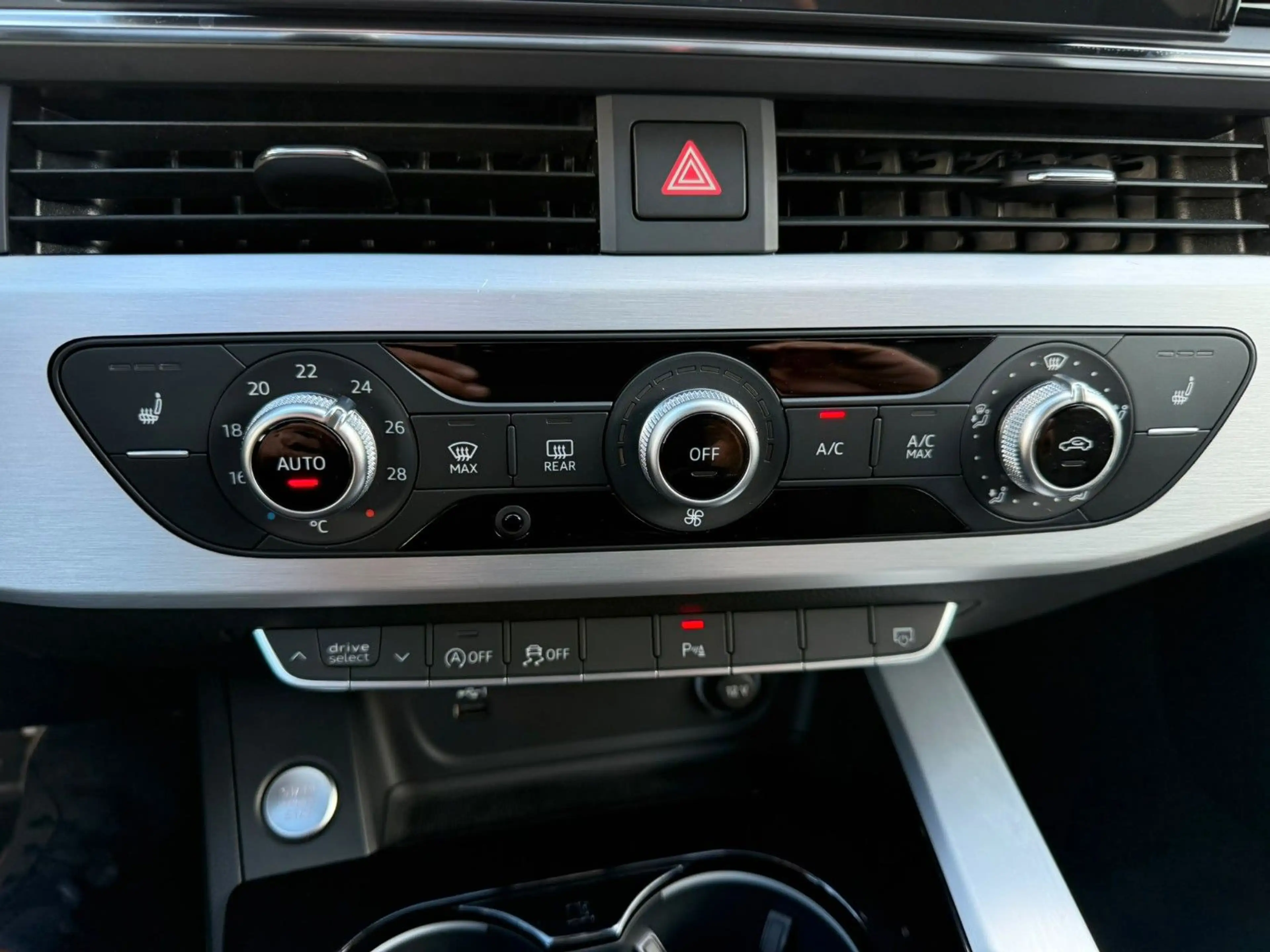 Audi A4 Avant 40 TDI quattro S line — photo 10