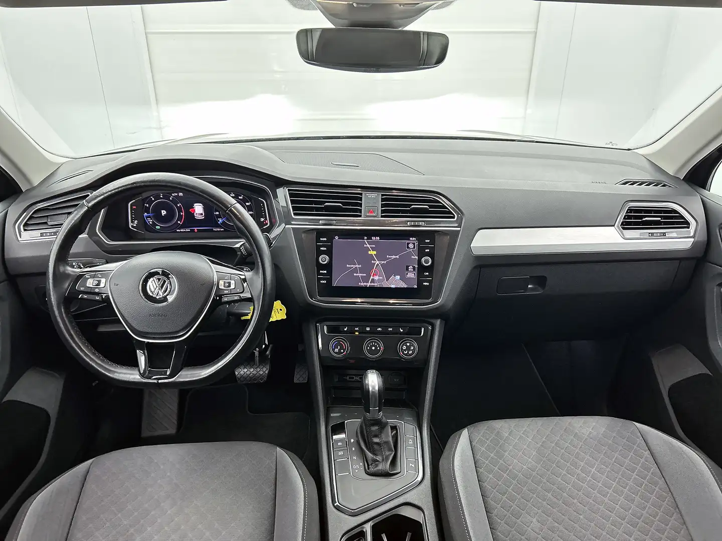 Volkswagen Tiguan 1.5 TSI ACT Highline Business R(Goed OnderH, Navi, Grijs - 2