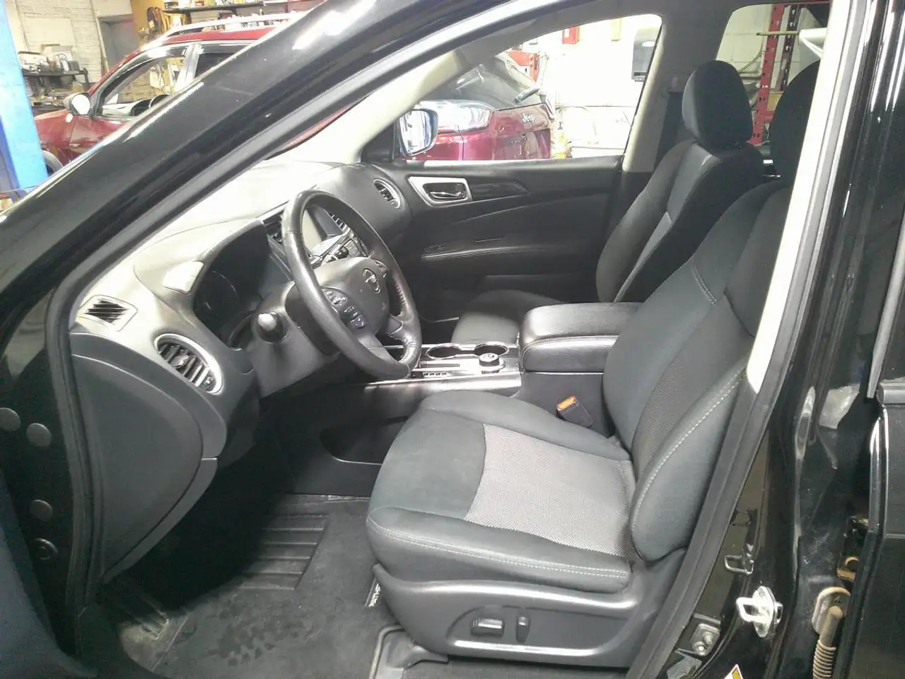 Nissan Pathfinder снимка Nissan Pathfinder