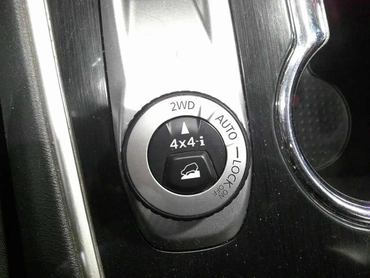 Nissan Pathfinder снимка Nissan Pathfinder