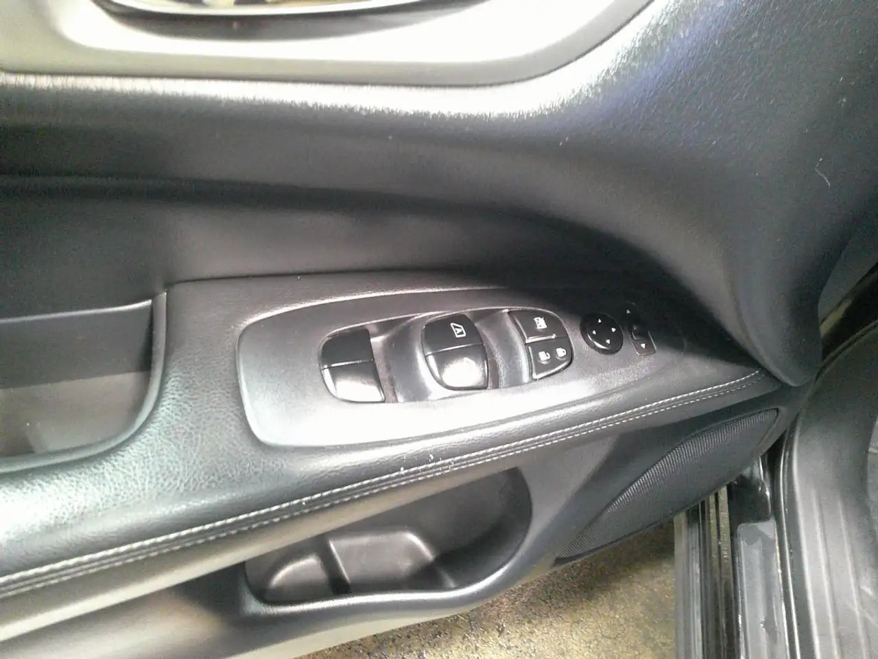 Nissan Pathfinder снимка Nissan Pathfinder