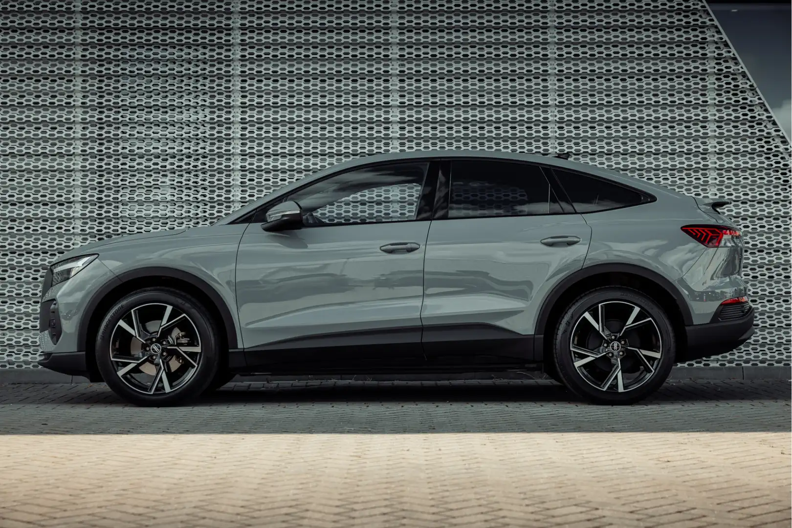 Audi Q4 e-tron Sportback 35 Edition 55 kWh Grijs - 2