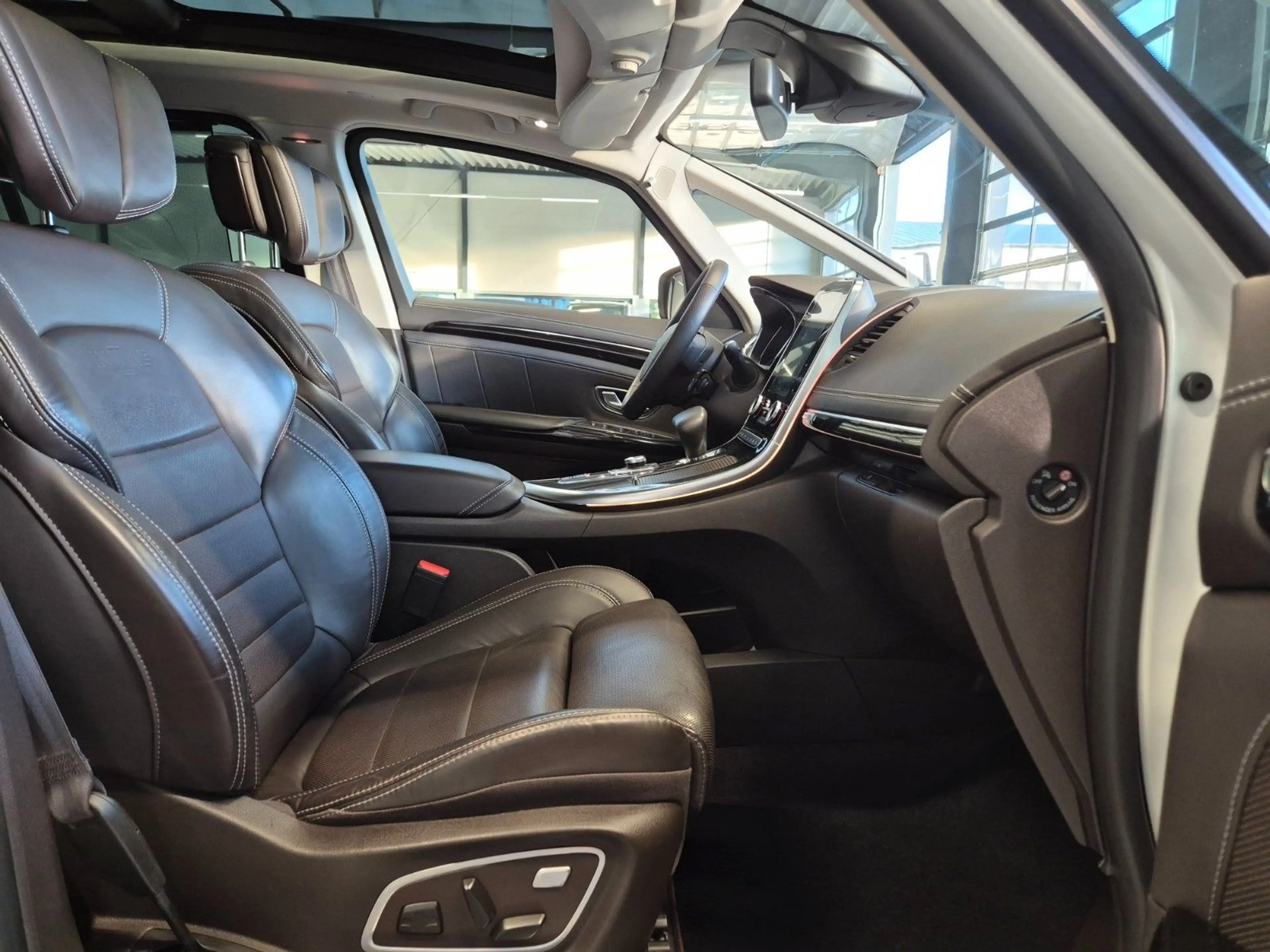 Renault Espace ESPACE V INITIALE PARIS LEDER PANO AHK 7-SITZER — photo 12