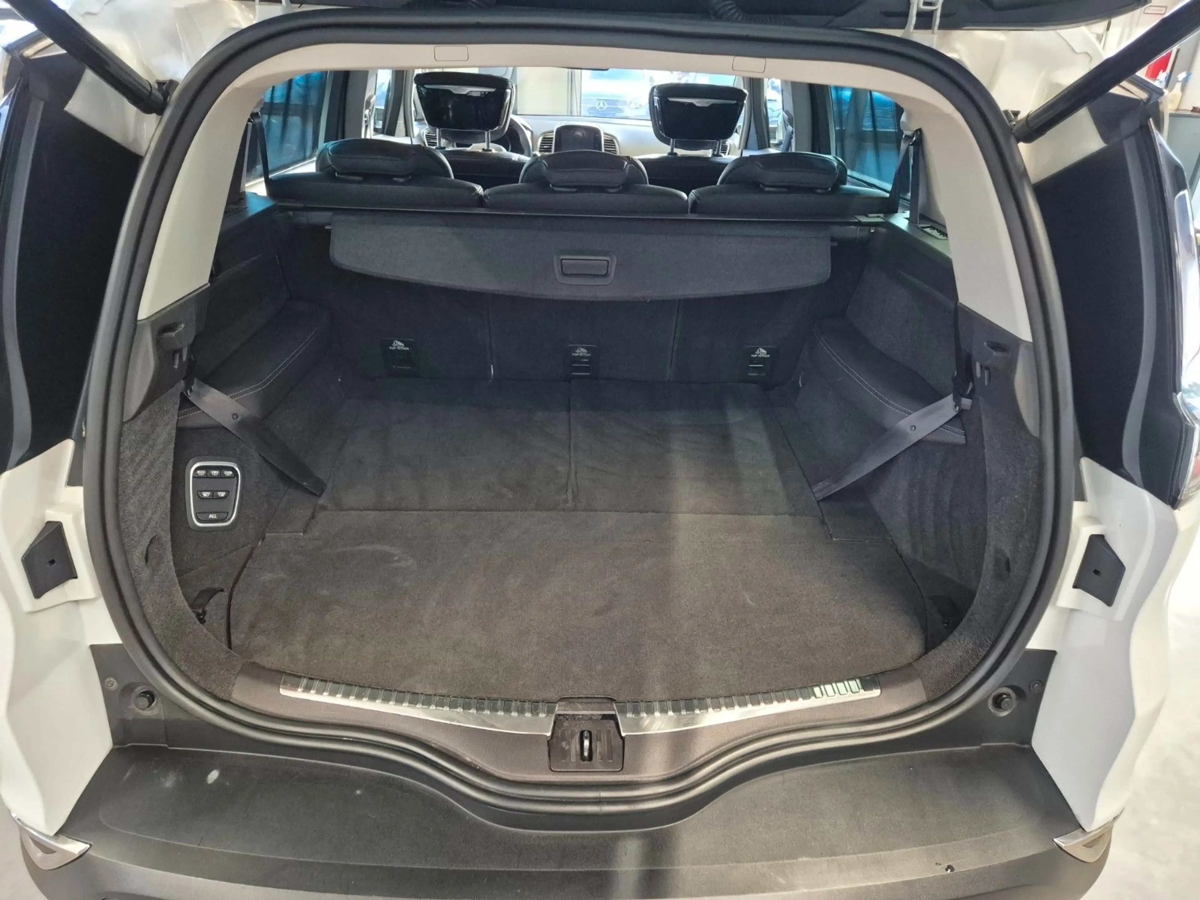 Renault Espace ESPACE V INITIALE PARIS LEDER PANO AHK 7-SITZER — photo 28
