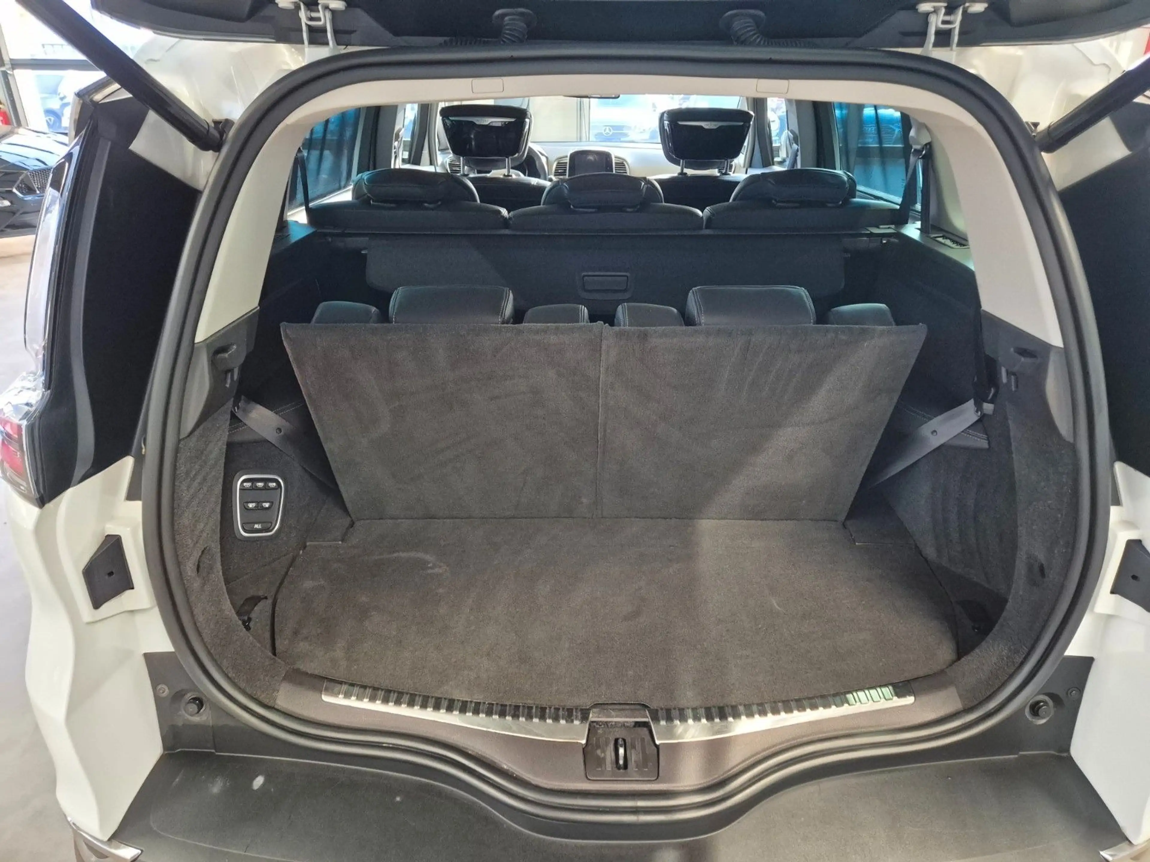 Renault Espace ESPACE V INITIALE PARIS LEDER PANO AHK 7-SITZER — photo 27