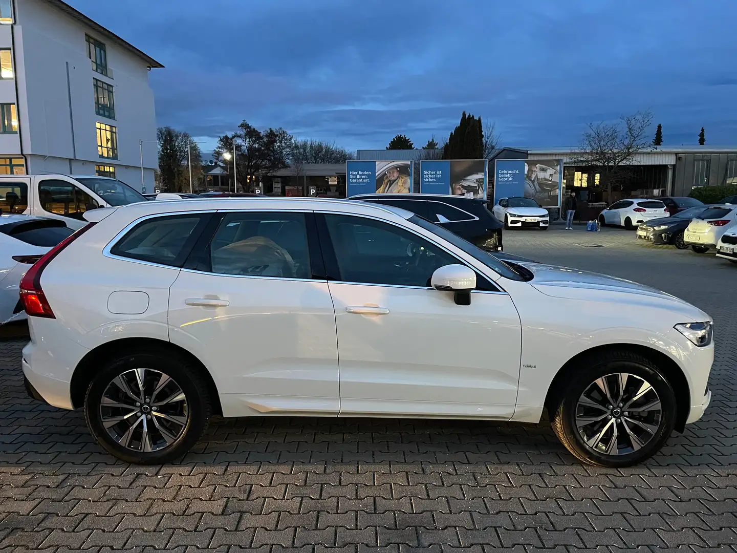 Volvo XC60 XC60 T4 Geartronic Momentum Pro Biały - 2