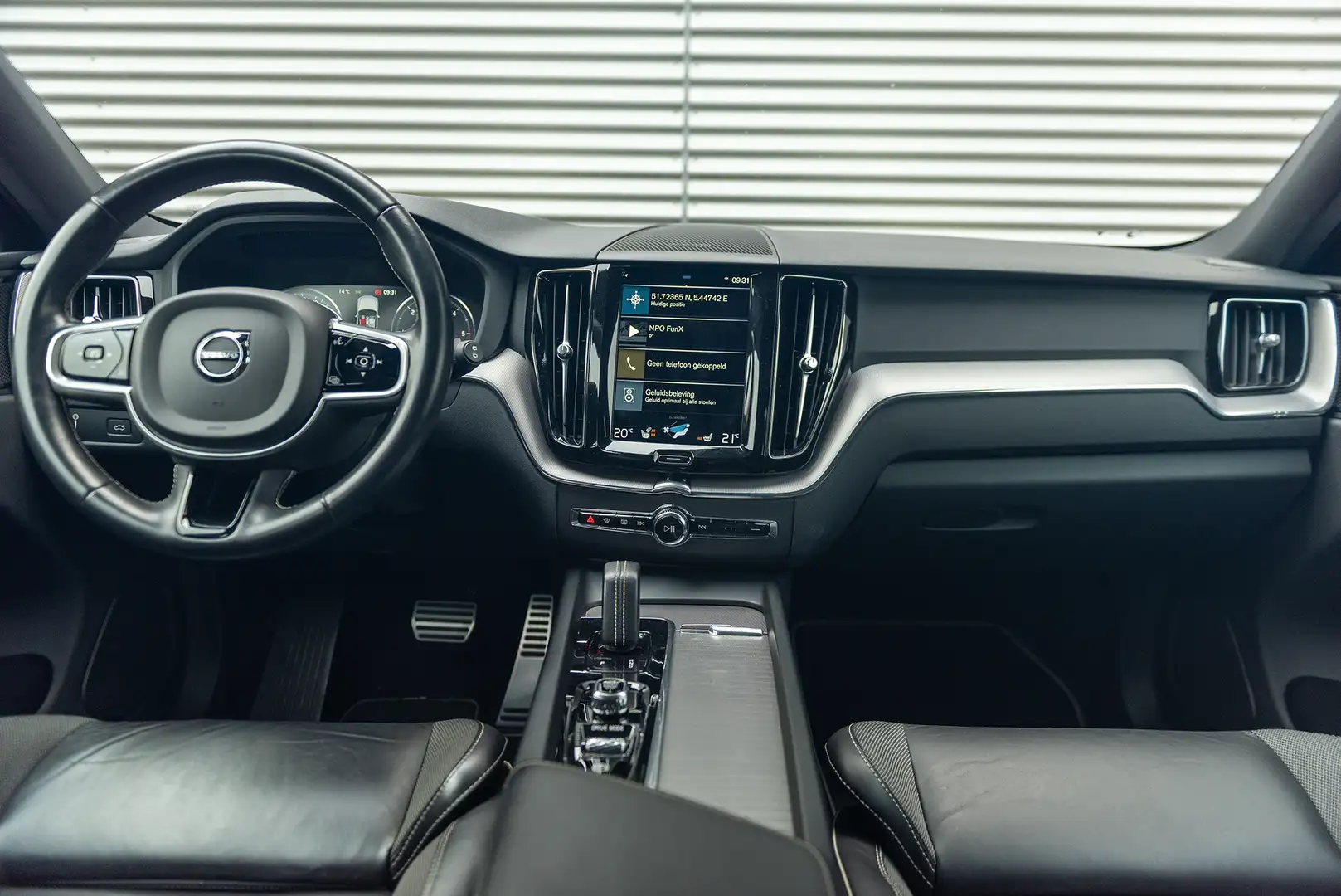 Volvo XC60 B4 DSL Aut. AWD R-Design Leder ACC Stoelverwarming Gris - 2