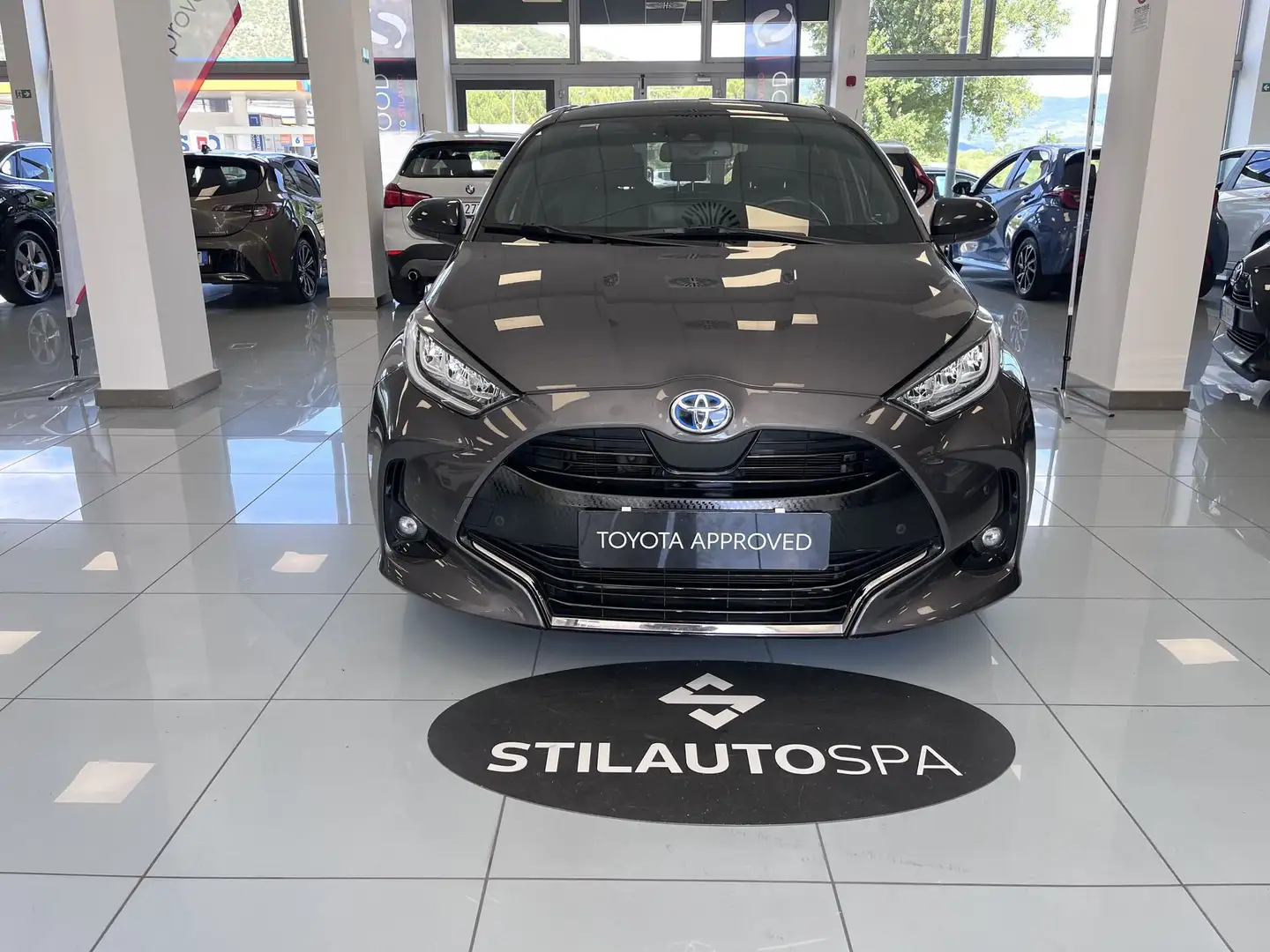 Toyota Yaris Yaris 1.5 Hybrid 5 porte Lounge Grigio - 2