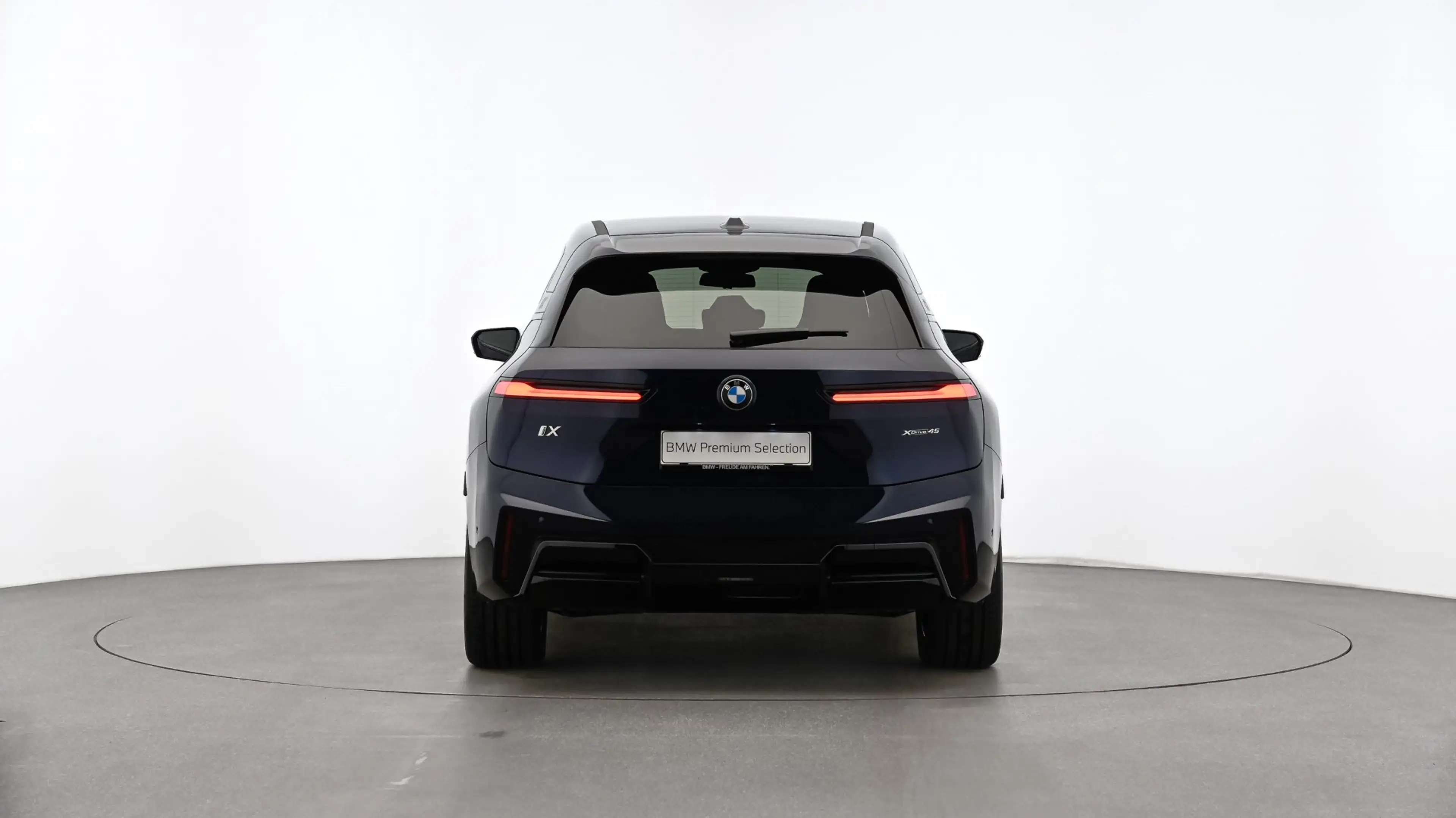 BMW iX xDrive45 — photo 2