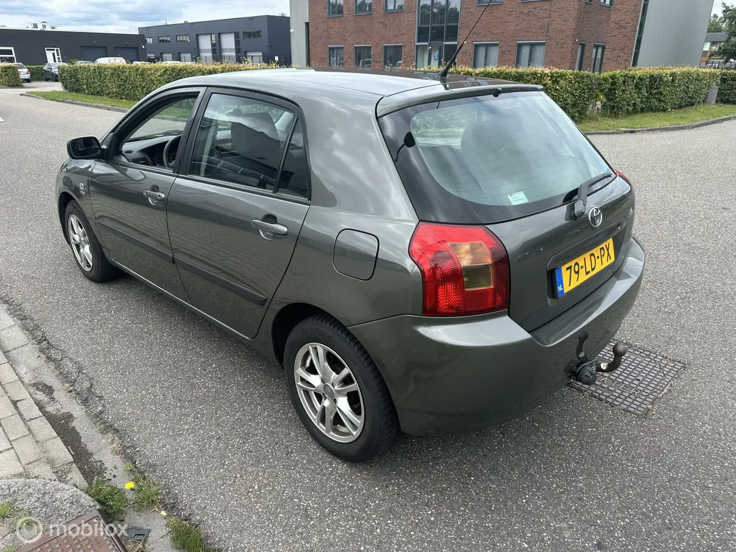 Toyota Corolla 1.6 VVT-i Linea Terra Grijs - 2