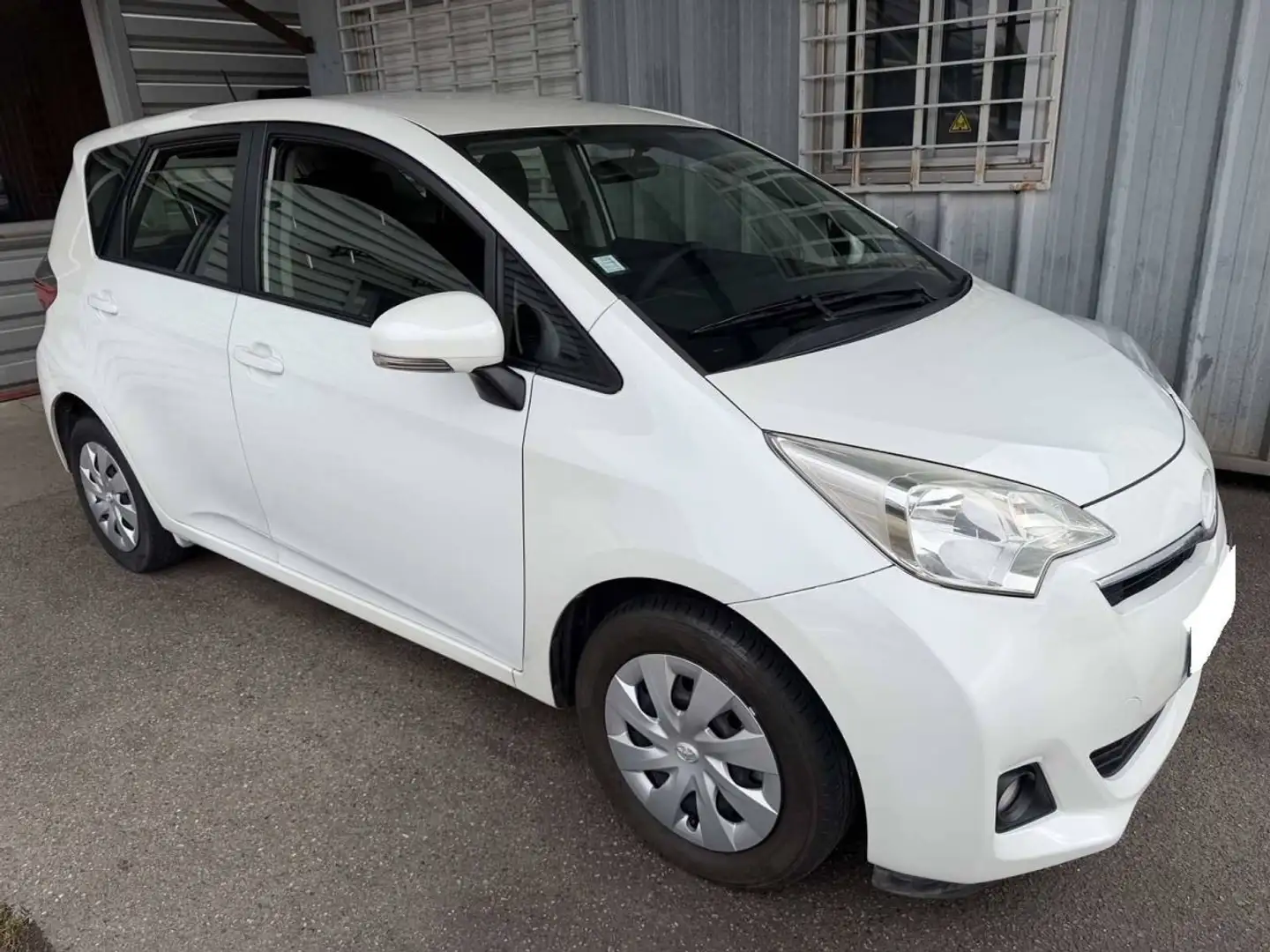 Toyota Verso Verso-S 100 VVT-i Dynamic Blanc - 1