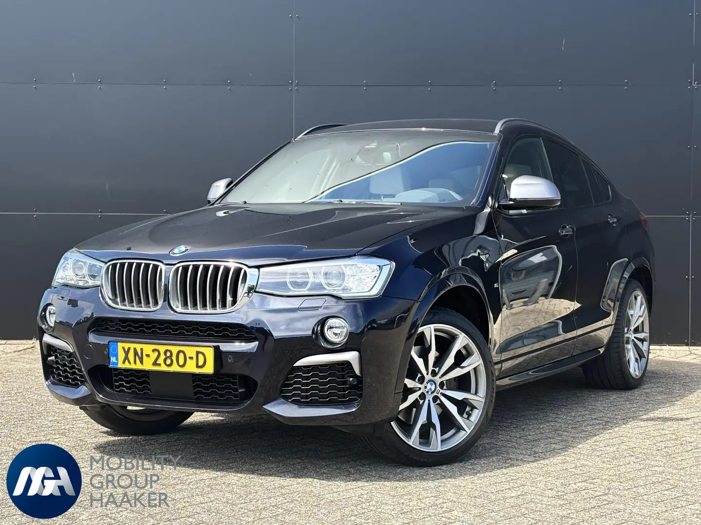BMW X4 M40i High Executive | Carbon Black | Trekhaak | Ap Zwart - 1