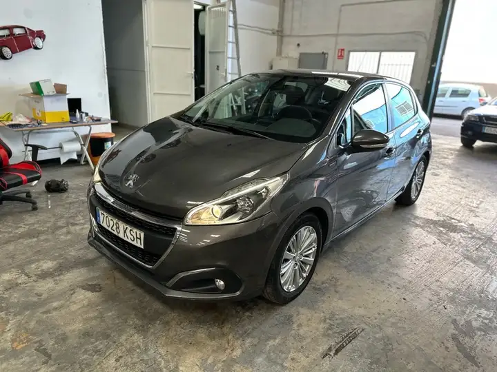 Peugeot 208 1.2 5P Signature PureTech S&S MAN 5 Vel. 2018