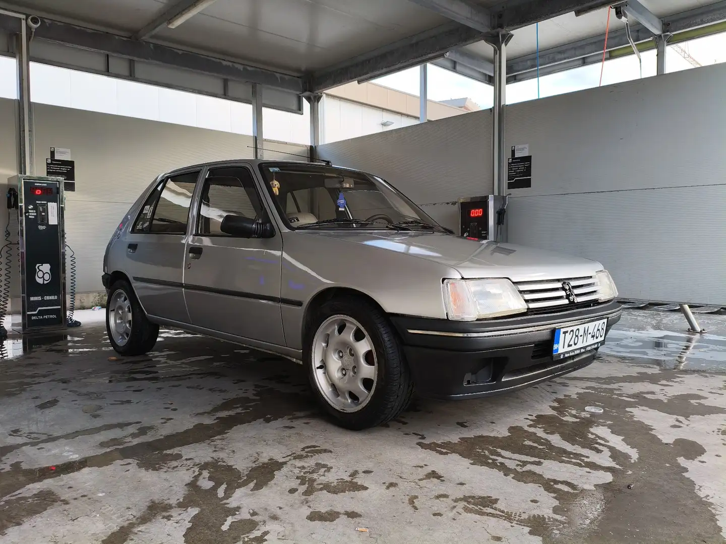 Peugeot 205 GR Silber - 2