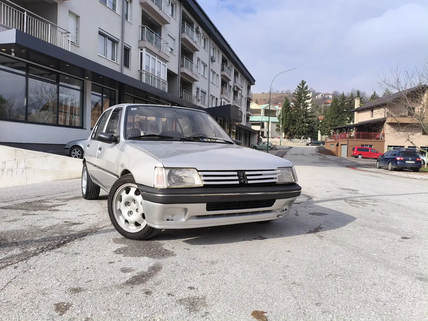Peugeot 205 GR Silber - 2