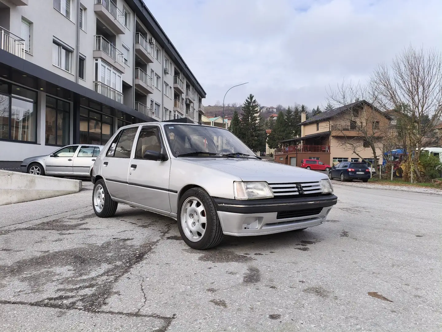 Peugeot 205 GR Silber - 1