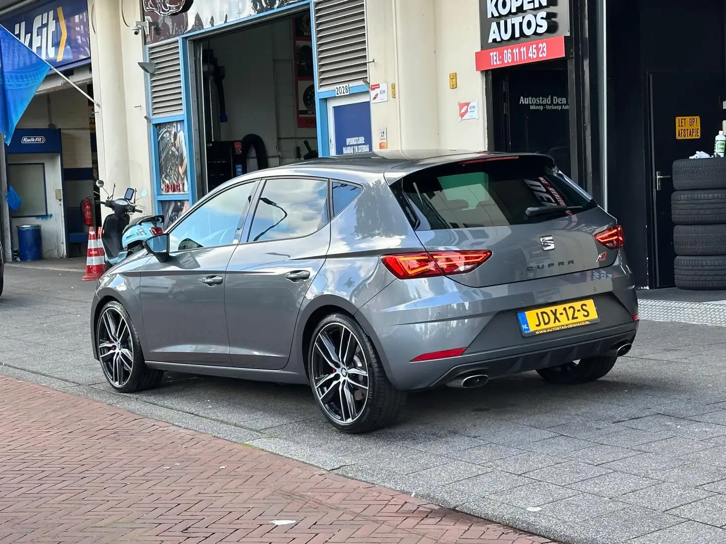 SEAT Leon 2.0 TSI Cupra 300 Aut Leer Virtual Schaalstoelen Grau - 2