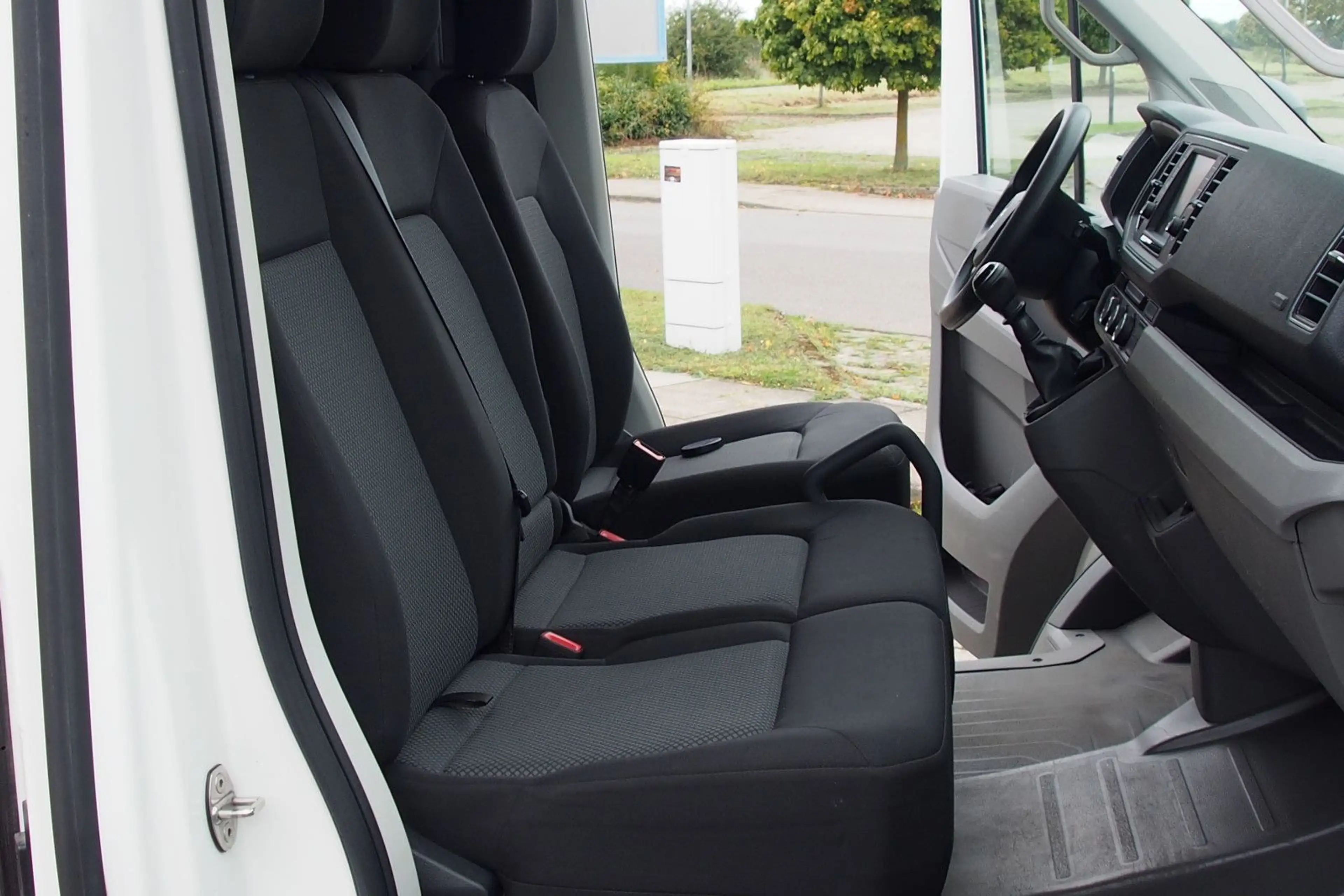 Volkswagen Crafter Kasten 35 mittellang Hochdach FWD Trendl — photo 11