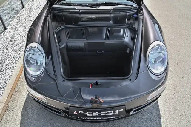 Porsche 911 view 8