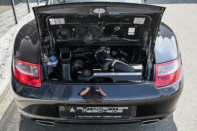 Porsche 911 view 9