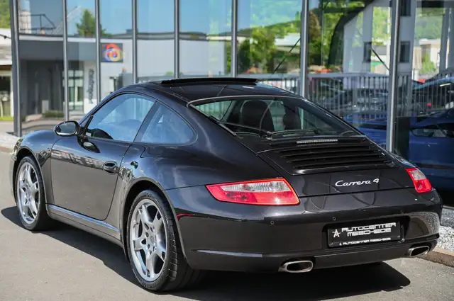 Porsche 911 view 5
