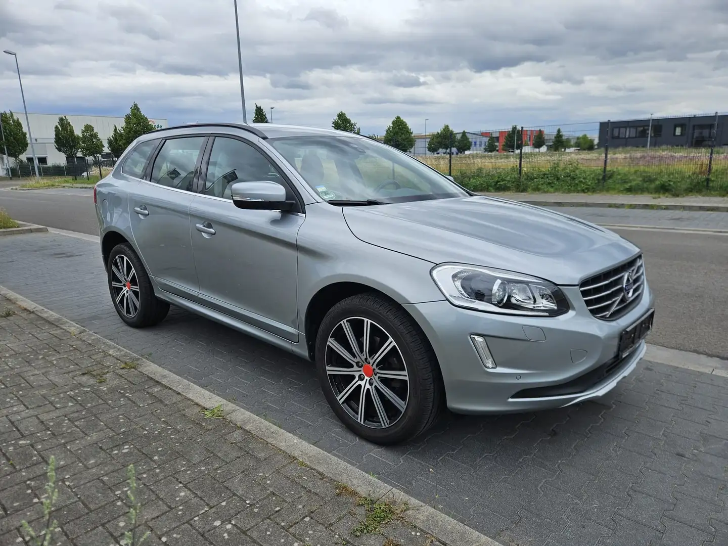Volvo XC60 Momentum 2WD Grijs - 2