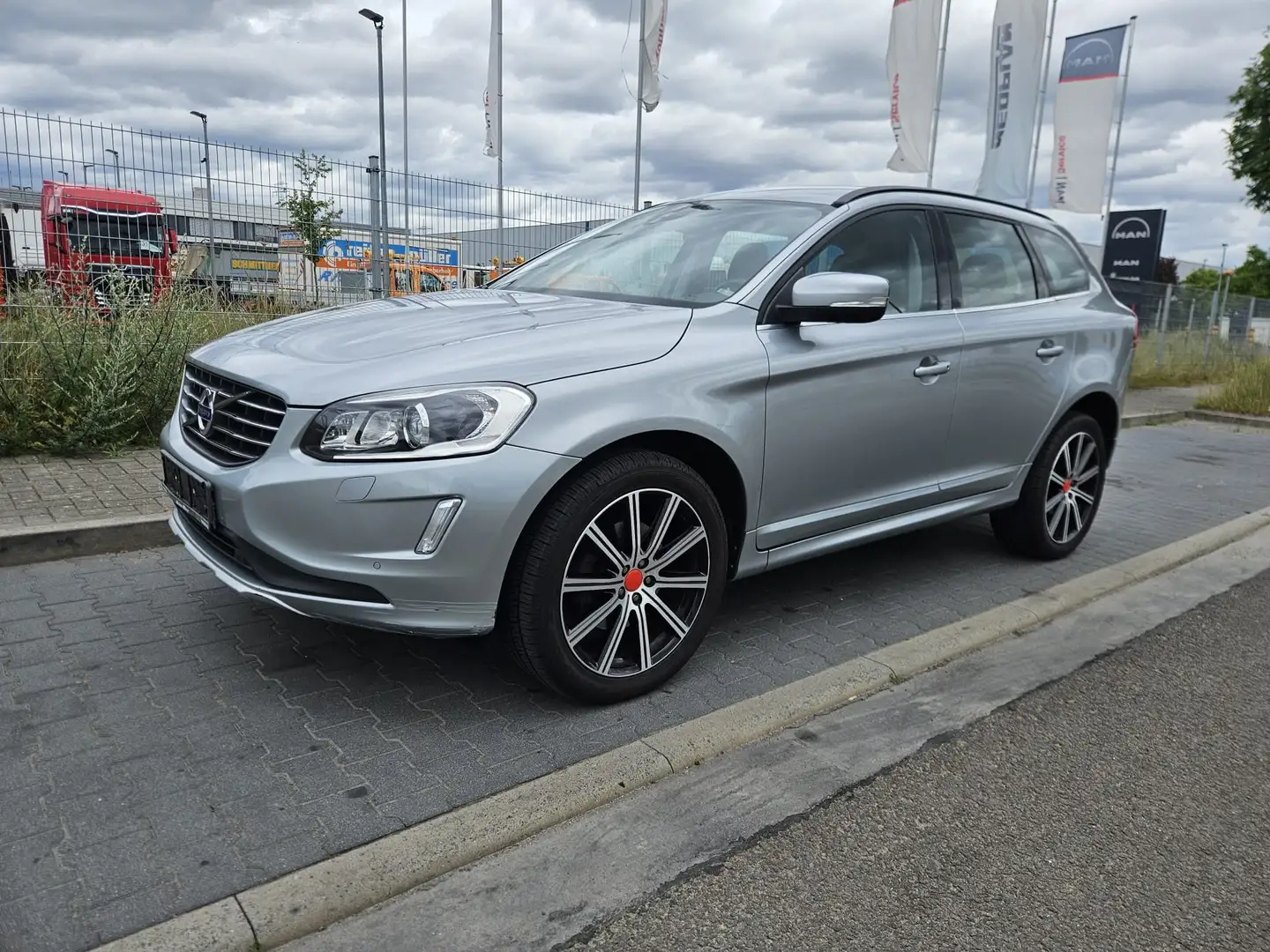 Volvo XC60 Momentum 2WD Grijs - 1