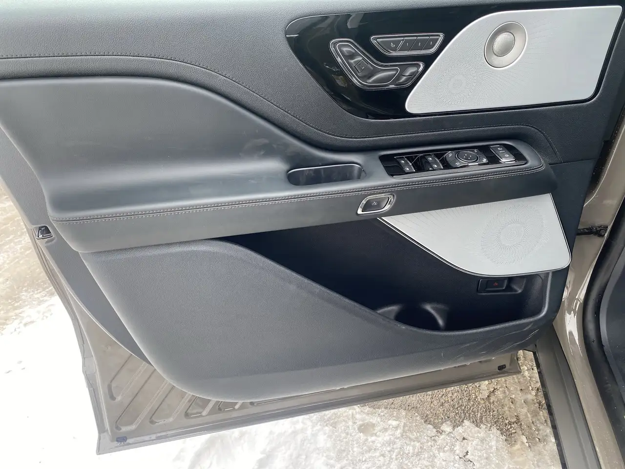 Lincoln Aviator снимка Lincoln Aviator