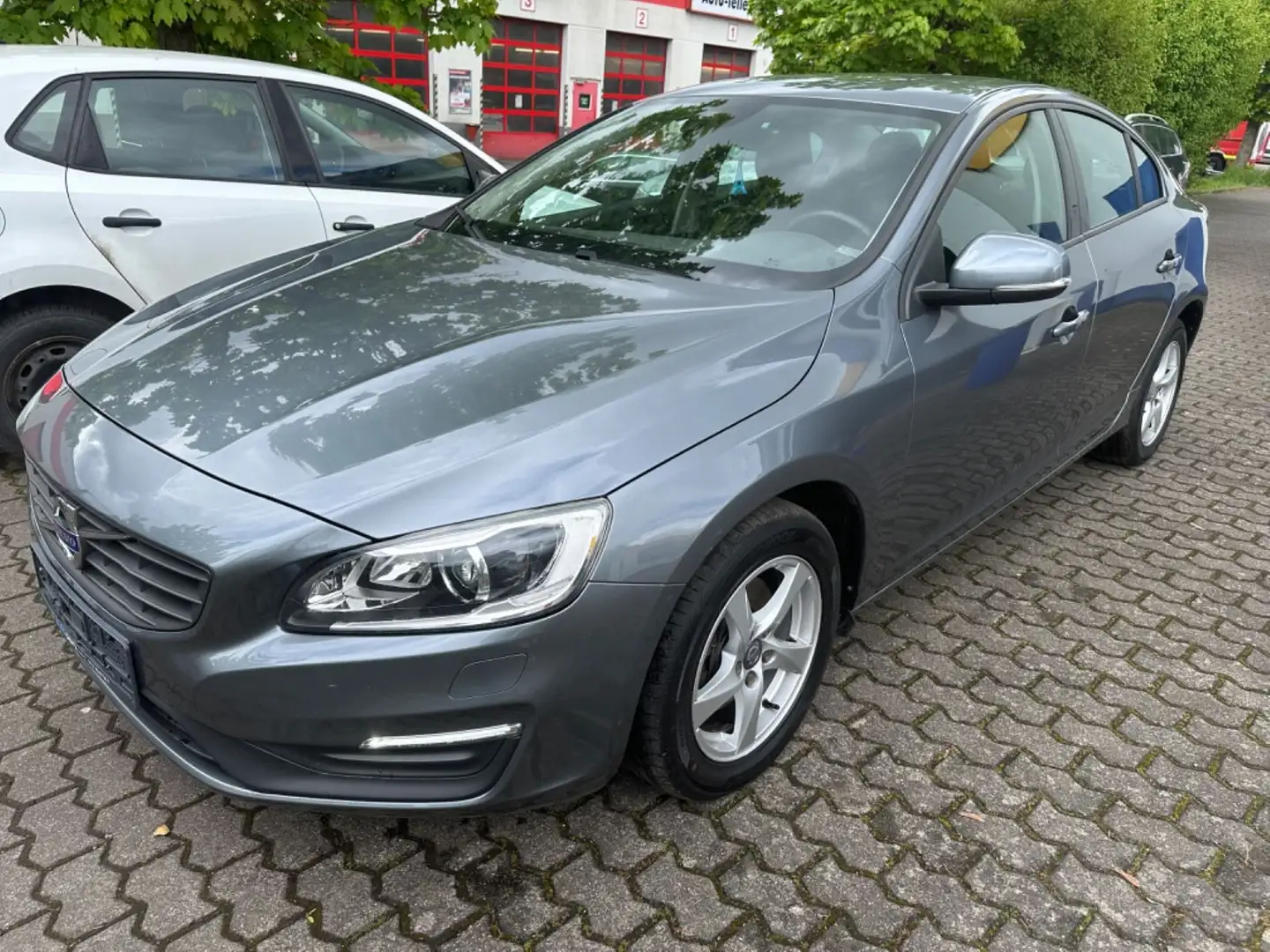 Volvo S60 Lim. Kinetic Automatik+Navi Gris - 1