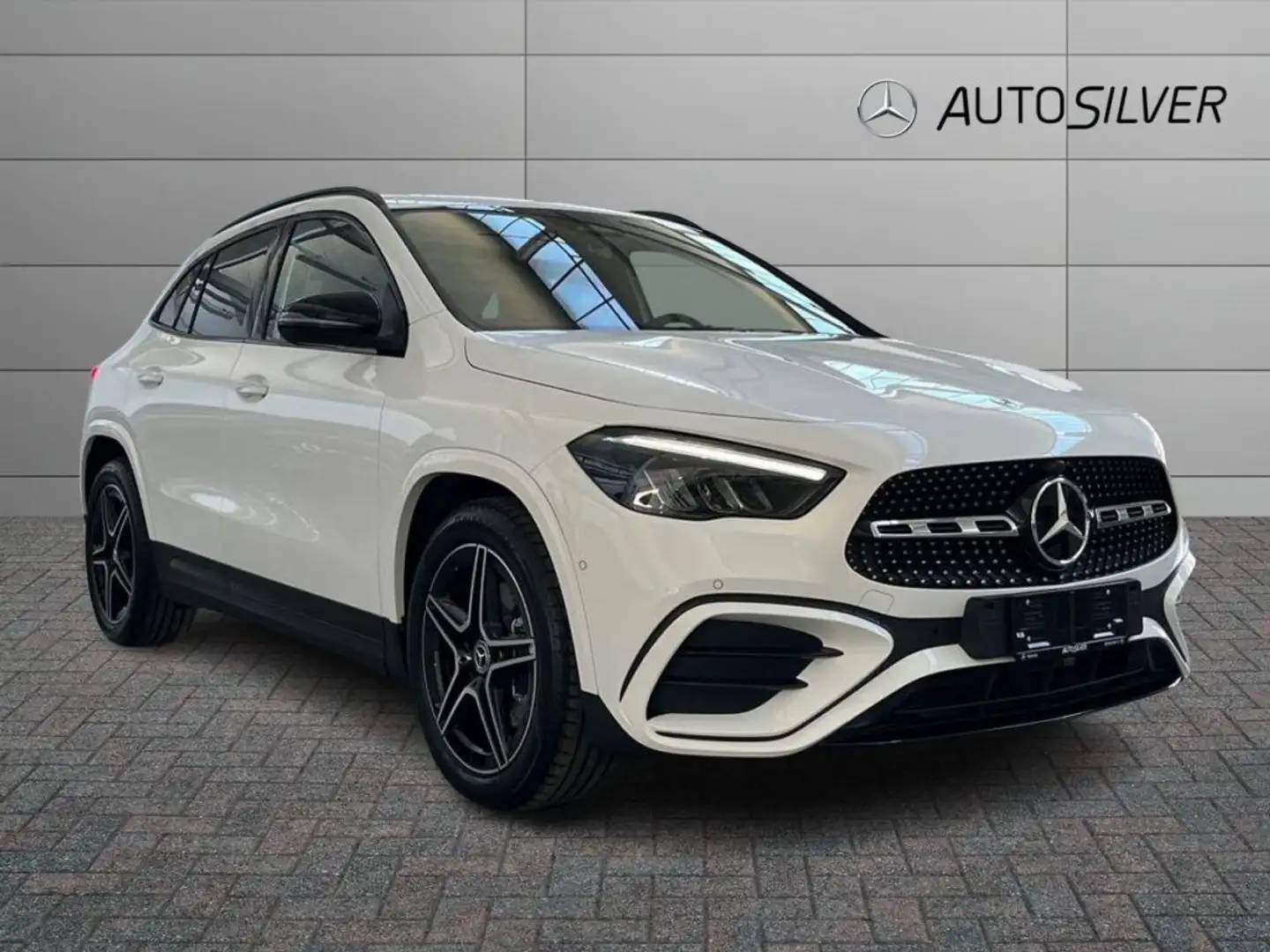 Mercedes-Benz GLA 180 Automatic Zwart - 1