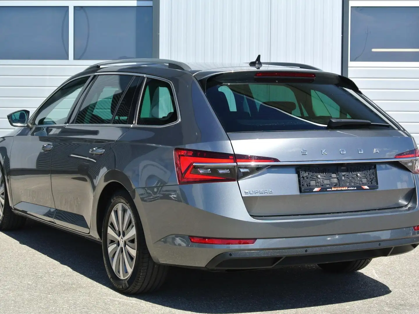 Skoda Superb Kombi 2.0 TDI DSG Style  ** LED * NAVI * KAMERA Grau - 2