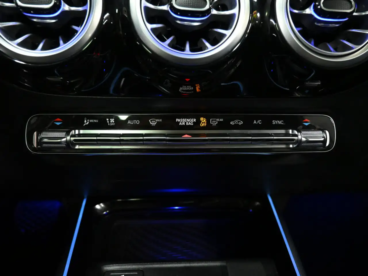 Mercedes-Benz GLA снимка Mercedes-Benz GLA